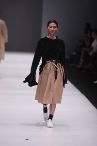 Saat Kaum Muda Seoul dan Ksatria Kazakhstan Mengilhami Koleksi Busana IKYK