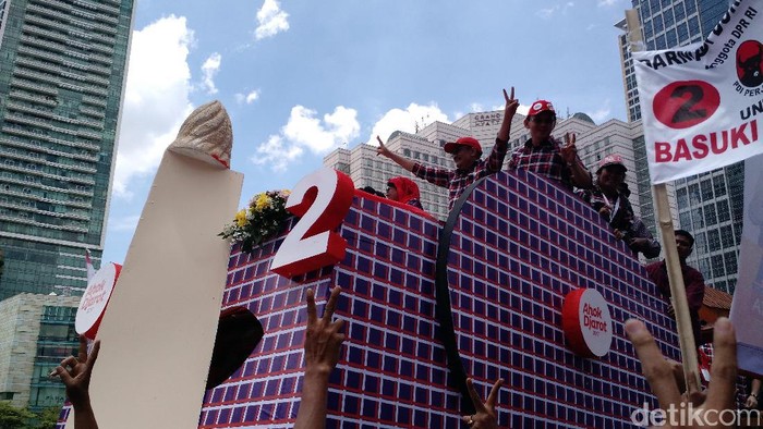 Sampai di Bundaran HI, Ahok-Djarot Disambut Pendukung 2 Jari