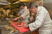 Ada Kawat Besi dalam Makanan, Chef Daniel Boulud Dituntut 16.5 Miliar Rupiah