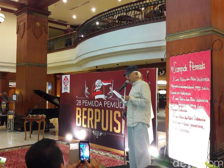 Hari Sumpah Pemuda, Gus Mus dan Puteri Indonesia 2015 Baca Puisi di Solo Hari Sumpah Pemuda, Gus Mus dan Puteri Indonesia 2015 Baca Puisi di Solo