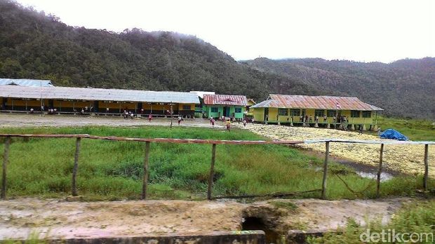 Begini Perjuangan Pegawai PLN Melistriki Pedalaman Papua