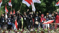 Para pendukung Agus-Sylvi meneriakkan yel-yel sambil mengibarkan bendera merah puith.