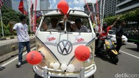 Mobil VW yang digunakan Anies-Sandiaga dihiasi dengan balon-balon warna merah dan putih.