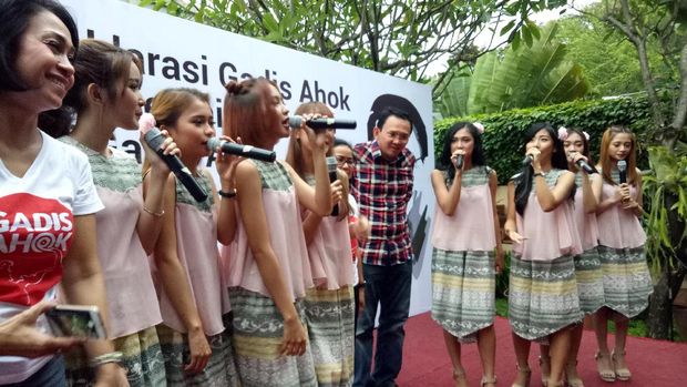 Hujan-hujanan, Ahok Nyanyi 'Beautiful' Bareng Cherrybelle