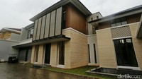 Rumah tersebut kental nuansa kayu. Warna coklat tua, krem dan hitam mendominasi warna di rumah tersebut.