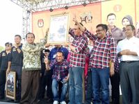 Saling Silang Ahok dan Anies soal Kartu Sakti Pelajar DKI