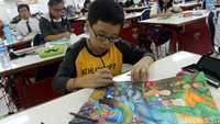 Peserta melukis dengan tema Birunya Lautku, Hijaunya Hutanku.