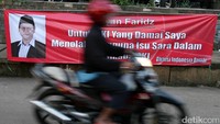 Spanduk menolak isu SARA di Pilgub DKI terpampang di Jalan Panglima Polim, Jakarta.