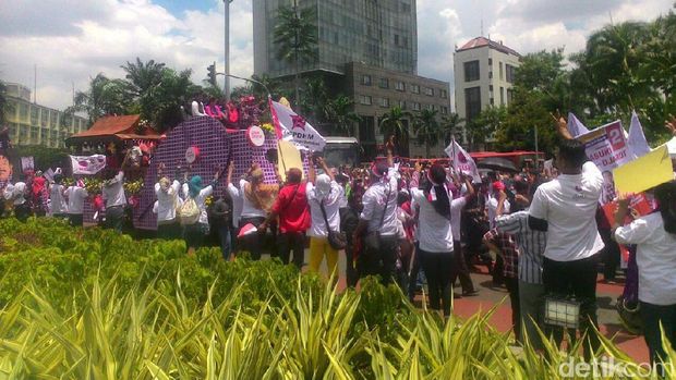 Sampai di Bundaran HI, Ahok-Djarot Disambut Pendukung '2 Jari'