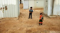 Di kamp Azraq, para pengungsi menempati tenda yang terbuat dari seng berukuran 3x3 meter.