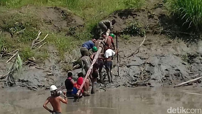 Begini Perjuangan Pegawai PLN Melistriki Pedalaman Papua