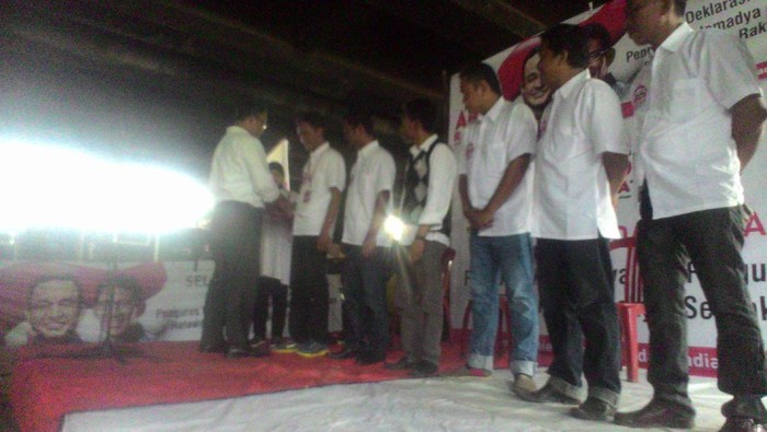 Anies Baswedan Lantik Relawan ABDI Rakyat di Kolong Jembatan