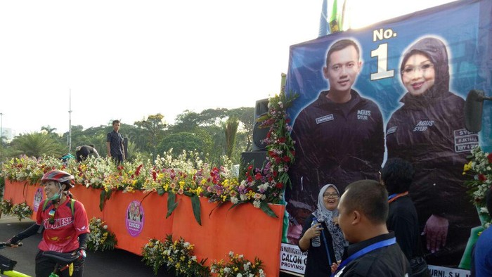 Deklarasi Kampaye Damai, Agus-Sylvi Pakai Tronton 9 Meter Penuh Bunga