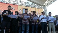 (Ki-ka) Agus Yudhoyono-Sylviana Murni, Basuki Tjahaja Purnama-Djarot Saiful Hidayat, dan Anies Baswedan-Sandiaga Uno membaca deklarasi kampanye damai secara bersama-sama.
