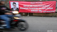 Di spanduk berwarna merah itu terpampang foto Djan Faridz.