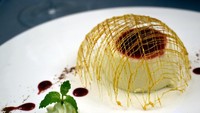 panna cotta dengan sensasi rasa vanilla susu dipadukan dengan raspberry sauce dan caramelized sugar dome.