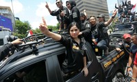Pasangan calon gubernur dan wakil gubernur DKI Jakarta nomor urut 1 Agus dan Sylvi mendapat giliran pertama untuk pawai. Istri Agus, Annisa Pohan tampak ikut dalam pawai tersebut.