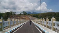 Traveler juga bisa ‎berfoto di sepanjang jalan waduk yang panjangnya kurang lebih 100 meter. Jalan berbatas pagar ini, ujungnya terlihat tebing batu besar (Ardian/detikTravel)
