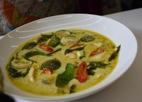 Dapat Rahasia Bikin <i>Tom Yum Pla</i> dan <i>Green Curry</i> Asli Thailand dari Nyonya Pop