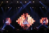 Nyelenehnya Superglad dan Bersuka Cita Bersama The Adams