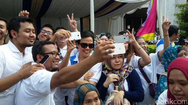 Gaya Sri Mulyani <i>Joget</i> dan Selfie Bareng PNS Kemenkeu di Hari Oeang