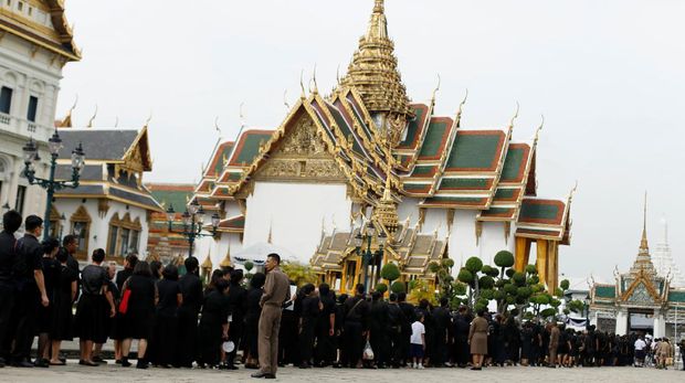 80 Ribu Warga Thailand Beri Penghormatan Langsung pada Jenazah Raja Bhumibol