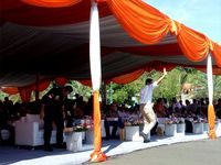 Sandiaga Uno melambaikan tangan usai tiba di Deklarasi Kampanye Damai