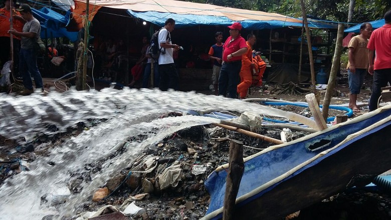 7 Mesin Penyedot Air Dioperasikan Evakuasi 11 Penambang 