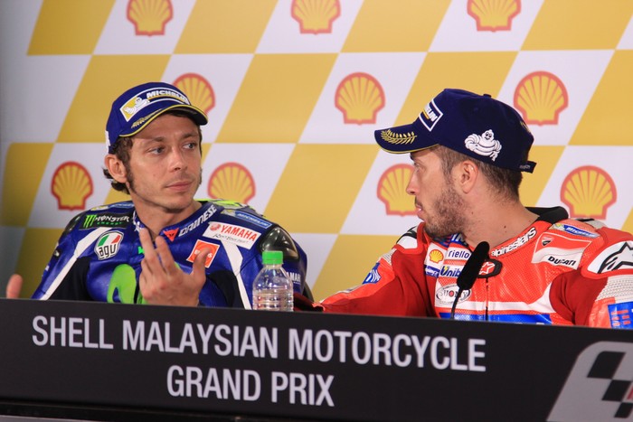Valentino Rossi dan Andrea Dovizioso pada konferensi pers seusai balapan di Sirkuit Sepang, Malaysia, Minggu (30/10/2016).
