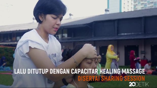 Salah seorang peserta memberikan terapi 'healing'