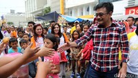 Cawagub Djarot menyalami warga yang menantikan dirinya sejak pagi.