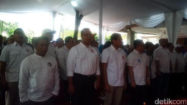 Calon gubernur/calon wagub DKI Jakarta Anies Baswedan-Sandiaga Uno memperkenalkan dewan pakar dan juru bicara kampanye di Posko Pemenangan Jl Cicurug, Menteng, Minggu (30/10/2016)