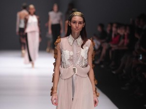 Koleksi Busana Toton Januar yang Terinspirasi Rasa Duka Kehilangan Teman