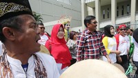 Marawis dan ondel-ondel saat menyambut Cawagub Djarot.