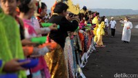 Dalam acara ini, para pemuda juga tampil unik dengan menggunakan pakaian adat.