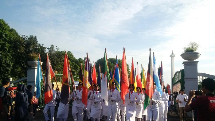 Purna Paskribraka Longmarch Bawa Bendera 190 Negara Menuju Bundaran HI