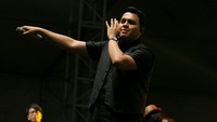 Kini giliran Tulus yang membuat paduan suara di Synchronize Fest 2016. Foto: Ismail/detikHOT