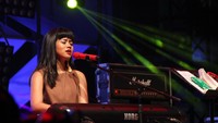 Yura Yunita membawa cinta ke dalam Synchronize Festival di Gambir Expo, Kemayoran, Jakarta Utara. Pool/Ismail/detikFoto.