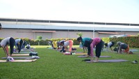 Setelah mengamankan matras masing-masing, peserta mulai melakukan yoga dasar bersama instruktur Watie Eshuis. Beberapa pose yoga dasar yang dilakukan antara lain cobra pose dan tree pose. (Foto: Nurvita)
