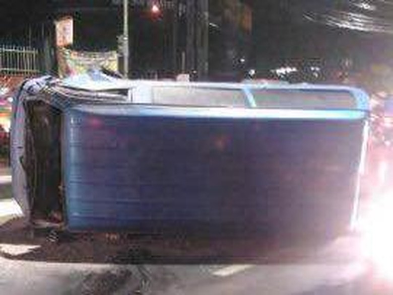 Suzuki Carry Terbakar di Jalan Raya Bogor KM 28, Lalin Arah Cililitan Macet Suzuki Carry Terbakar di Jalan Raya Bogor KM 28, Lalin Arah Cililitan Macet