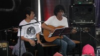 Giliran duo AriReda yang menampilkan suguhan berbeda, yaitu musikalisasi puisi. Foto: Ismail/detikHOT