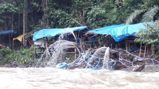  Upaya mengeringkan lubang menggunakan mesin penyedot air di lokasi longsor tambang di Jambi, Minggu (30/10/2016)
