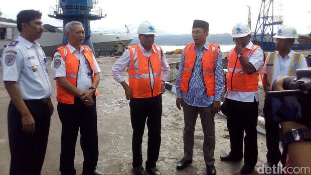  Menteri Perhubungan (Menhub) Budi Karya Sumadi saat berkunjung ke Pelabuhan Lembar, Lombok, NTB, Minggu (30/10/2016)