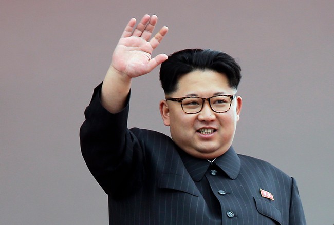 Pemimpin Korea Utara Kim Jong Un punya potongan rambut yang khas. Model rambut mini bouffant Kim Jong Un selalu tersisir rapi ke belakang dengan polesan gel. Foto: Getty Images