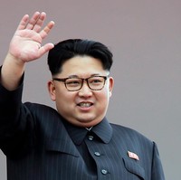 Pemimpin Korea Utara Kim Jong Un punya potongan rambut yang khas. Model rambut mini bouffant Kim Jong Un selalu tersisir rapi ke belakang dengan polesan gel. Foto: Getty Images