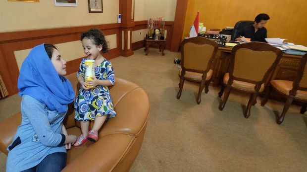 Sang istri bersama anak sulungnya menemani Bupati Emil di hari libur/Foto: Budi Sugiharto