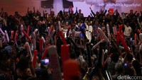 Cawagub Sylvana Murni memberi selamat kepada Agus Yudhoyono usai memberi pidato politik sekitar satu jam.