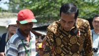 Jokowi melihat warga menangkap ikan. Wening/Kemdes PDT.