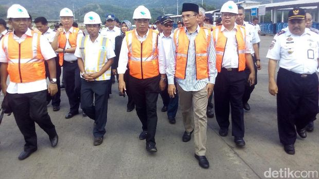  Menteri Perhubungan (Menhub) Budi Karya Sumadi saat berkunjung ke Pelabuhan Lembar, Lombok, NTB, Minggu (30/10/2016)