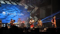 Hujan ditambah penampilan dari Payung Teduh, tentunya kombinasi yang mantap bagi pasangan yang hadir di malam itu. Pool/Ismail/detikFoto.